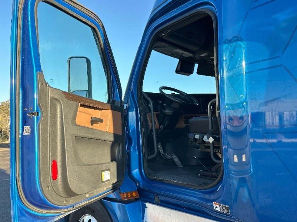 Sleeper Tractor-Heavy Duty Tractors-Freightliner-2021-T12664ST-Laredo-TX-583,475\n\t\tmiles-$ 55,750 - Image 9