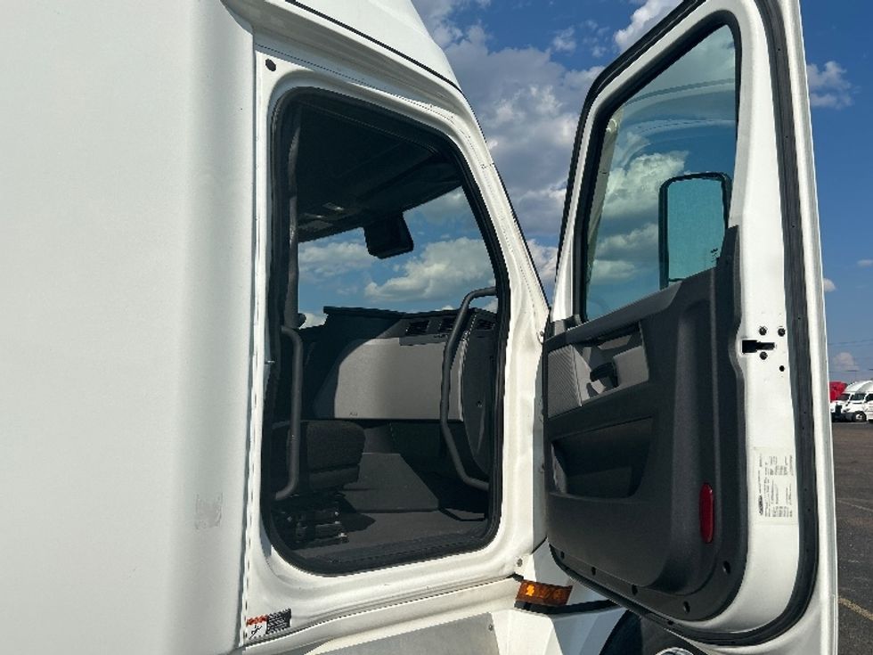 Sleeper Tractor-Heavy Duty Tractors-Freightliner-2021-T12664ST-Laredo-TX-587,918\n\t\tmiles-$ 59,500 - Image 13