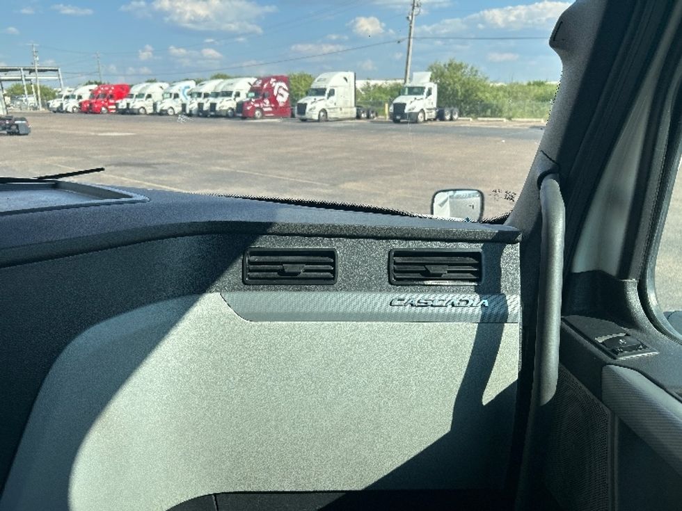 Sleeper Tractor-Heavy Duty Tractors-Freightliner-2021-T12664ST-Laredo-TX-587,918\n\t\tmiles-$ 59,500 - Image 14