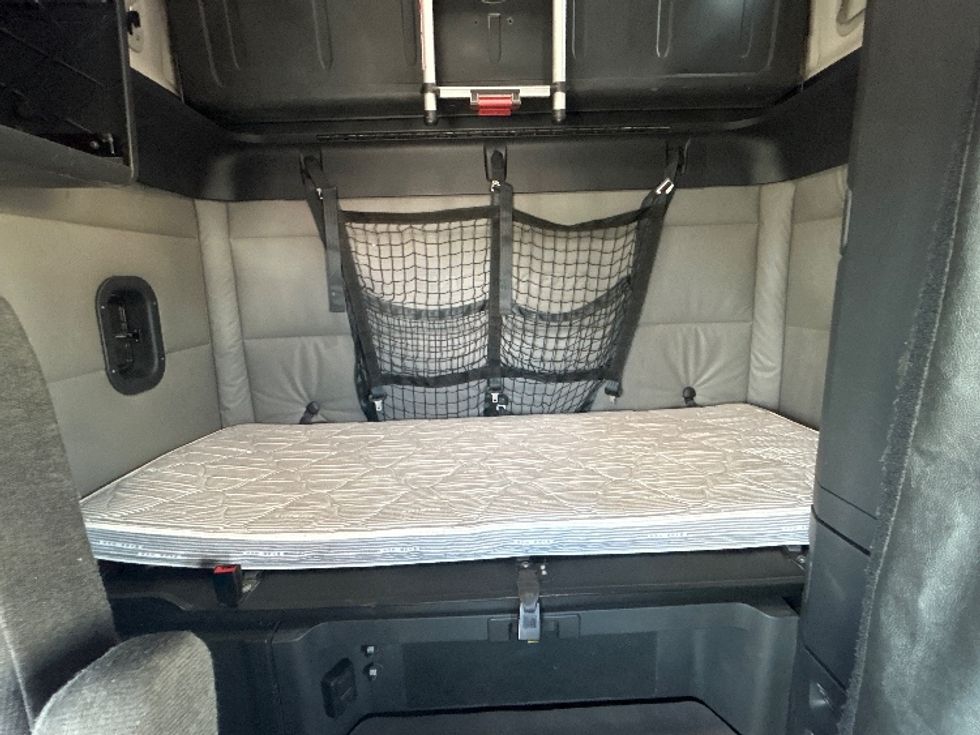 Sleeper Tractor-Heavy Duty Tractors-Freightliner-2021-T12664ST-Laredo-TX-587,918\n\t\tmiles-$ 59,500 - Image 16