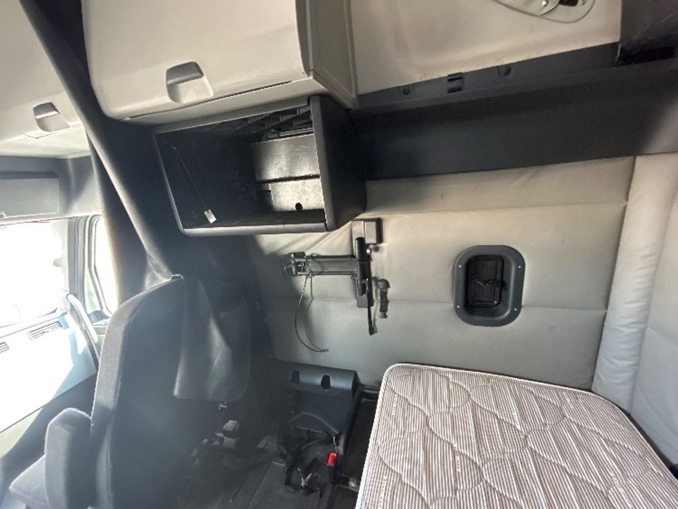 Sleeper Tractor-Heavy Duty Tractors-Freightliner-2021-T12664ST-Laredo-TX-587,918\n\t\tmiles-$ 59,500 - Image 19