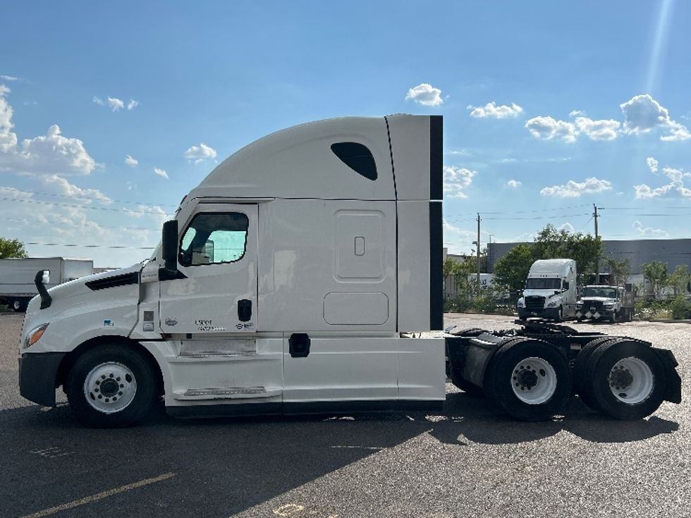 Sleeper Tractor-Heavy Duty Tractors-Freightliner-2021-T12664ST-Laredo-TX-587,918\n\t\tmiles-$ 59,500 - Image 4