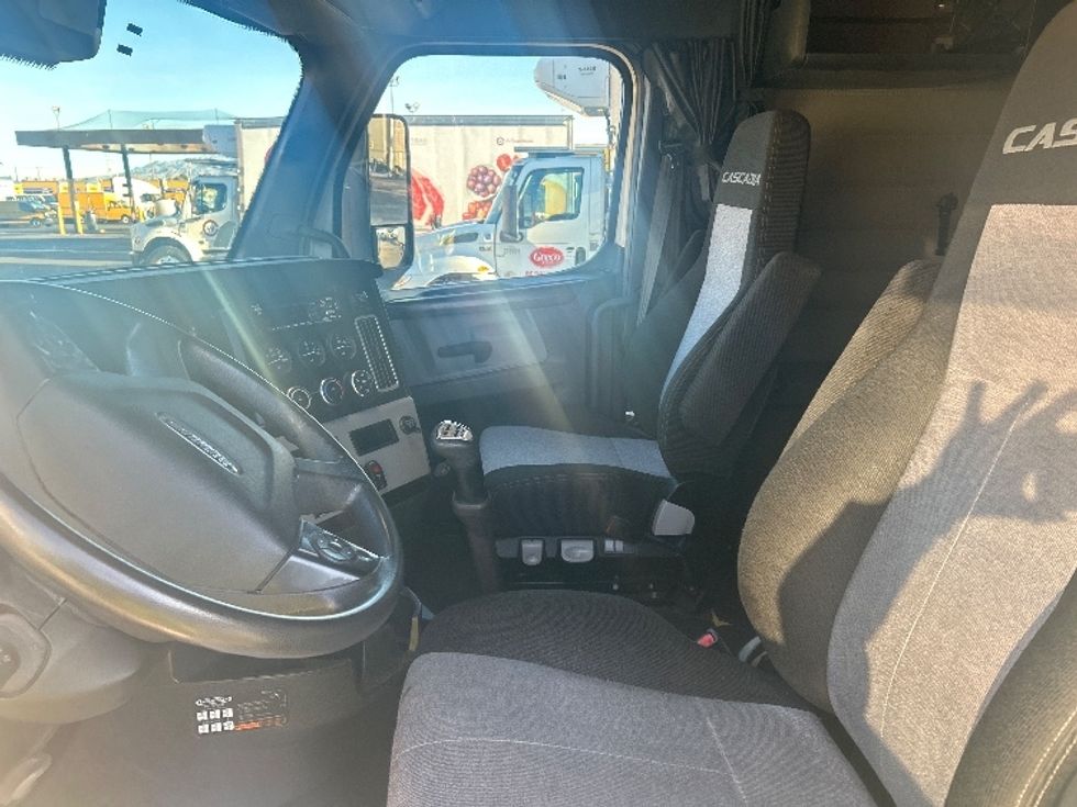 Sleeper Tractor-Heavy Duty Tractors-Freightliner-2021-T12664ST-Las Vegas-NV-112,720\n\t\tmiles-$ 93,250 - Image 10