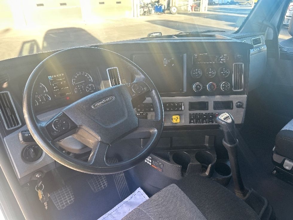 Sleeper Tractor-Heavy Duty Tractors-Freightliner-2021-T12664ST-Las Vegas-NV-112,720\n\t\tmiles-$ 93,250 - Image 11