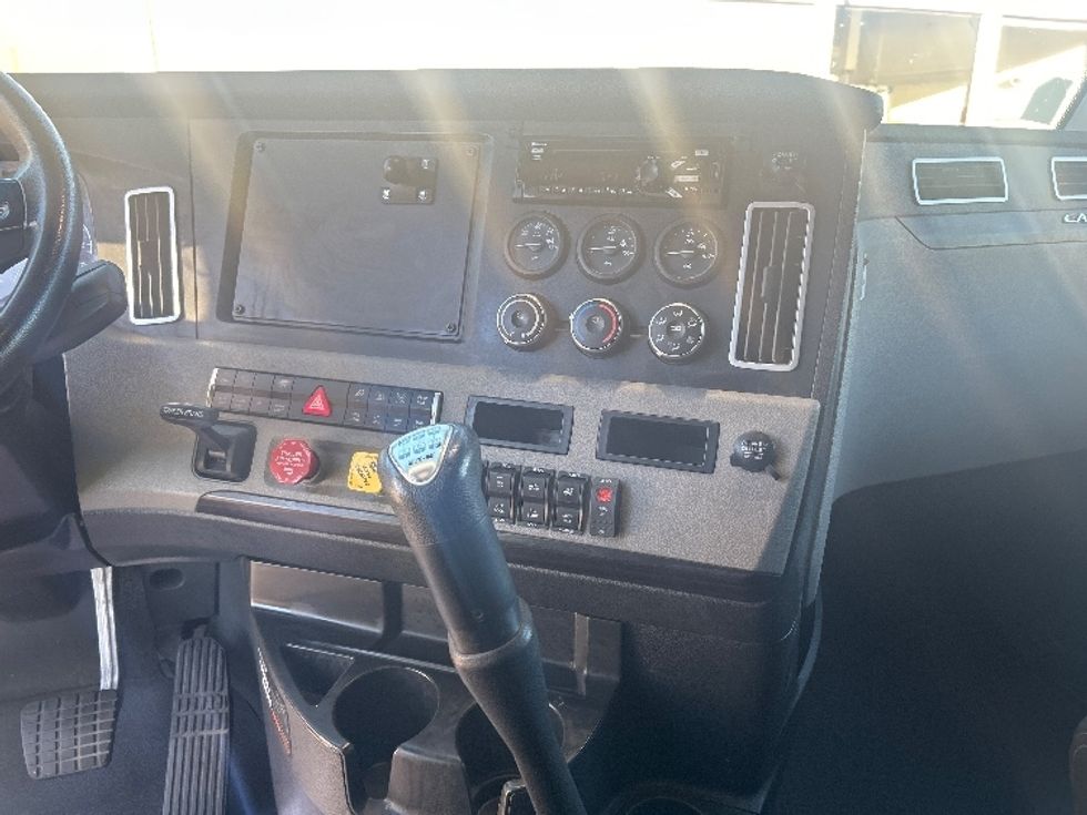 Sleeper Tractor-Heavy Duty Tractors-Freightliner-2021-T12664ST-Las Vegas-NV-112,720\n\t\tmiles-$ 93,250 - Image 12