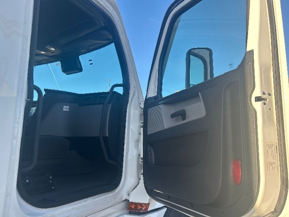 Sleeper Tractor-Heavy Duty Tractors-Freightliner-2021-T12664ST-Las Vegas-NV-112,720\n\t\tmiles-$ 93,250 - Image 13