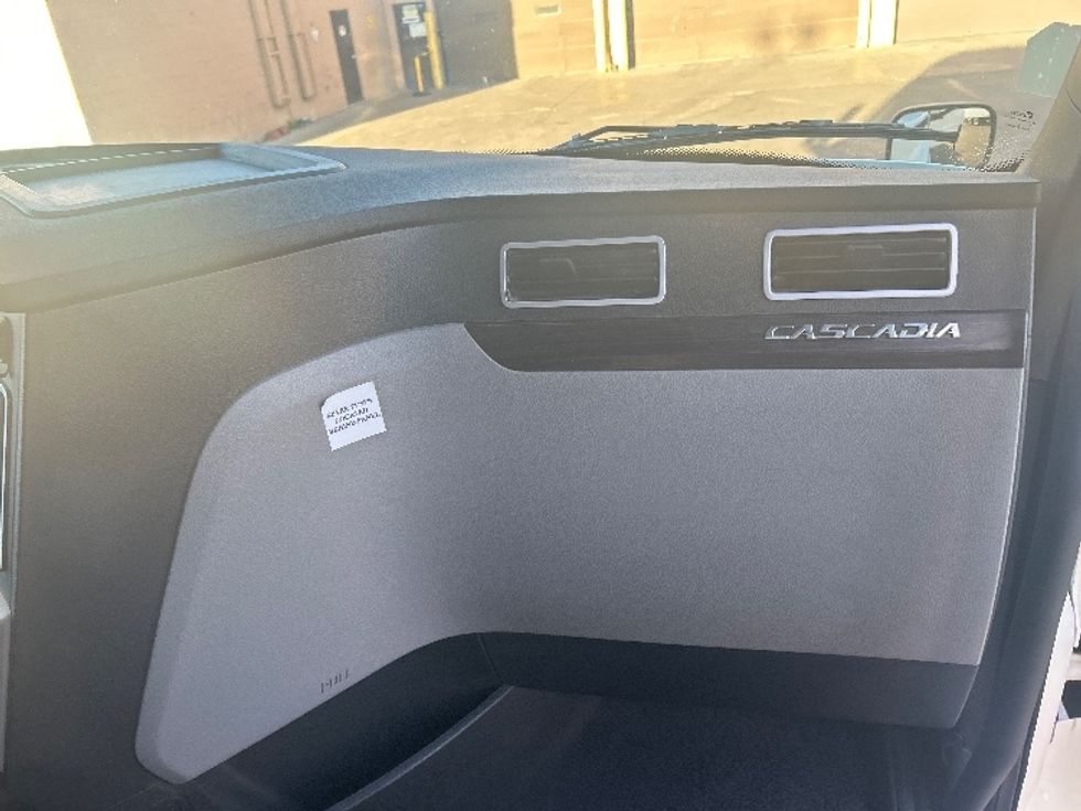 Sleeper Tractor-Heavy Duty Tractors-Freightliner-2021-T12664ST-Las Vegas-NV-112,720\n\t\tmiles-$ 93,250 - Image 14