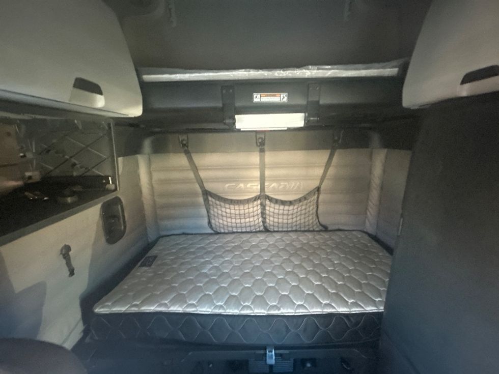 Sleeper Tractor-Heavy Duty Tractors-Freightliner-2021-T12664ST-Las Vegas-NV-112,720\n\t\tmiles-$ 93,250 - Image 16