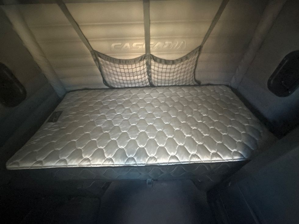 Sleeper Tractor-Heavy Duty Tractors-Freightliner-2021-T12664ST-Las Vegas-NV-112,720\n\t\tmiles-$ 93,250 - Image 17