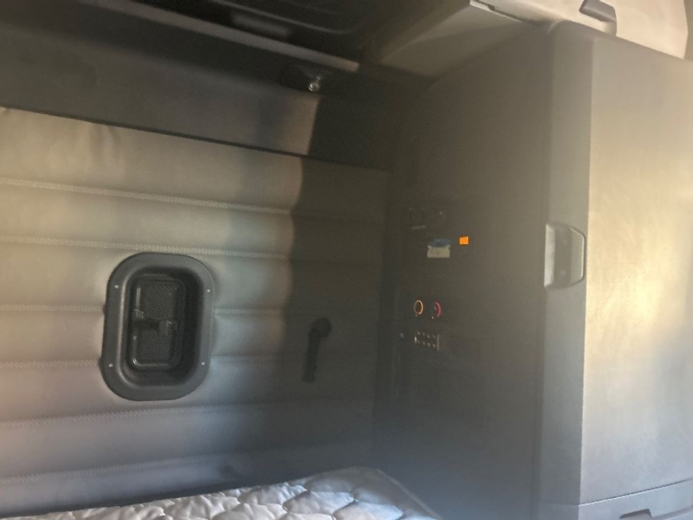 Sleeper Tractor-Heavy Duty Tractors-Freightliner-2021-T12664ST-Las Vegas-NV-112,720\n\t\tmiles-$ 93,250 - Image 18