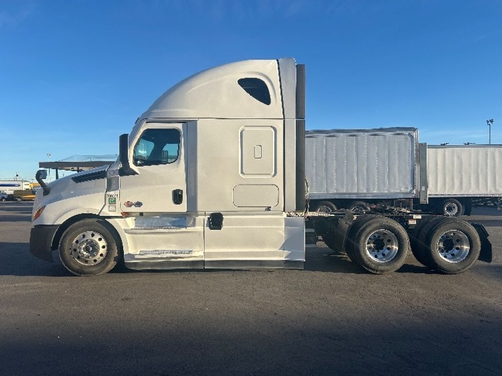 Sleeper Tractor-Heavy Duty Tractors-Freightliner-2021-T12664ST-Las Vegas-NV-112,720\n\t\tmiles-$ 93,250 - Image 4