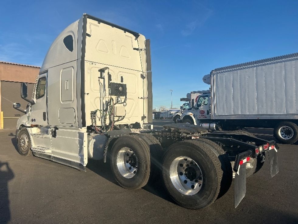 Sleeper Tractor-Heavy Duty Tractors-Freightliner-2021-T12664ST-Las Vegas-NV-112,720\n\t\tmiles-$ 93,250 - Image 5