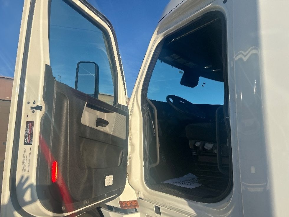 Sleeper Tractor-Heavy Duty Tractors-Freightliner-2021-T12664ST-Las Vegas-NV-112,720\n\t\tmiles-$ 93,250 - Image 9