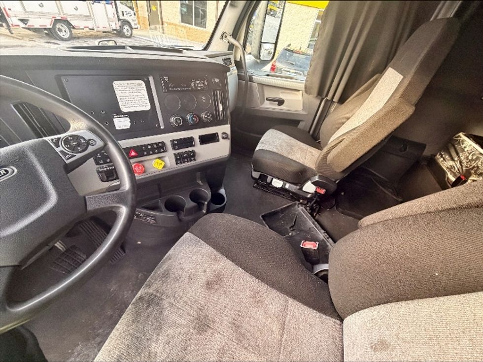 Sleeper Tractor-Heavy Duty Tractors-Freightliner-2021-T12664ST-Las Vegas-NV-420,255\n\t\tmiles-$ 73,500 - Image 11