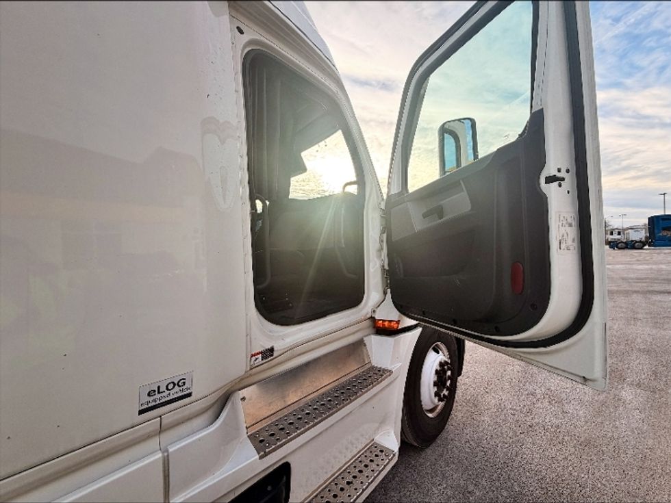 Sleeper Tractor-Heavy Duty Tractors-Freightliner-2021-T12664ST-Las Vegas-NV-420,255\n\t\tmiles-$ 73,500 - Image 12