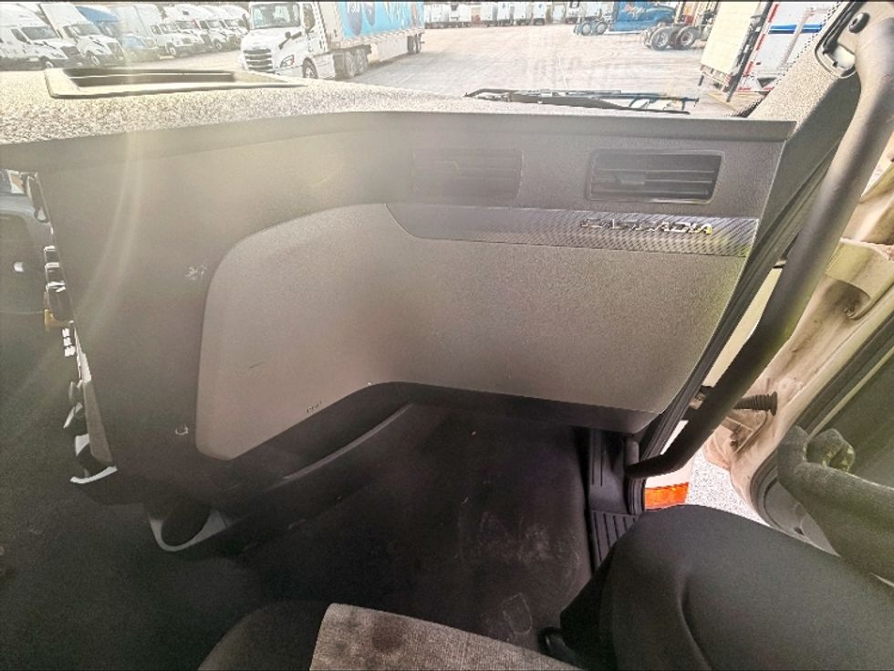 Sleeper Tractor-Heavy Duty Tractors-Freightliner-2021-T12664ST-Las Vegas-NV-420,255\n\t\tmiles-$ 73,500 - Image 13