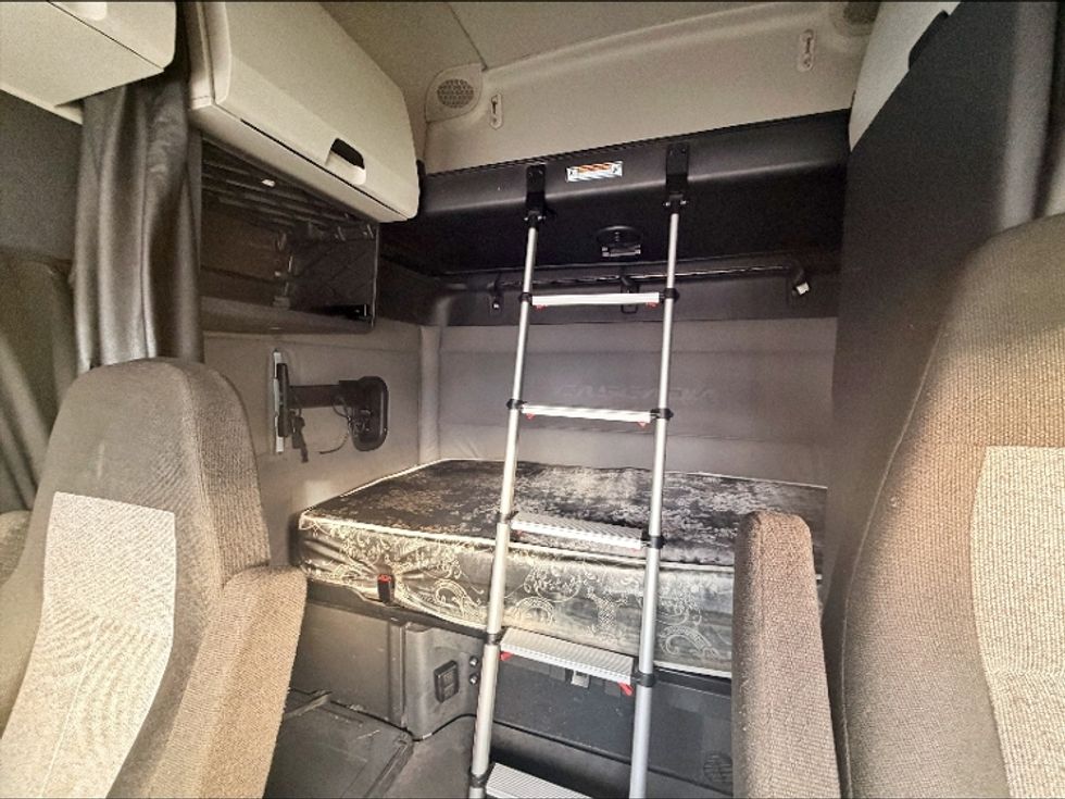 Sleeper Tractor-Heavy Duty Tractors-Freightliner-2021-T12664ST-Las Vegas-NV-420,255\n\t\tmiles-$ 73,500 - Image 14