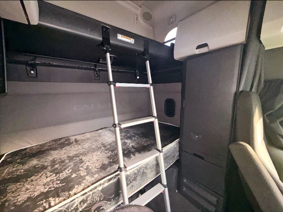 Sleeper Tractor-Heavy Duty Tractors-Freightliner-2021-T12664ST-Las Vegas-NV-420,255\n\t\tmiles-$ 73,500 - Image 15