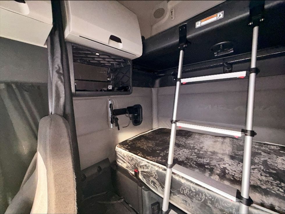 Sleeper Tractor-Heavy Duty Tractors-Freightliner-2021-T12664ST-Las Vegas-NV-420,255\n\t\tmiles-$ 73,500 - Image 16