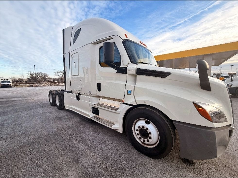 Sleeper Tractor-Heavy Duty Tractors-Freightliner-2021-T12664ST-Las Vegas-NV-420,255\n\t\tmiles-$ 73,500 - Image 3