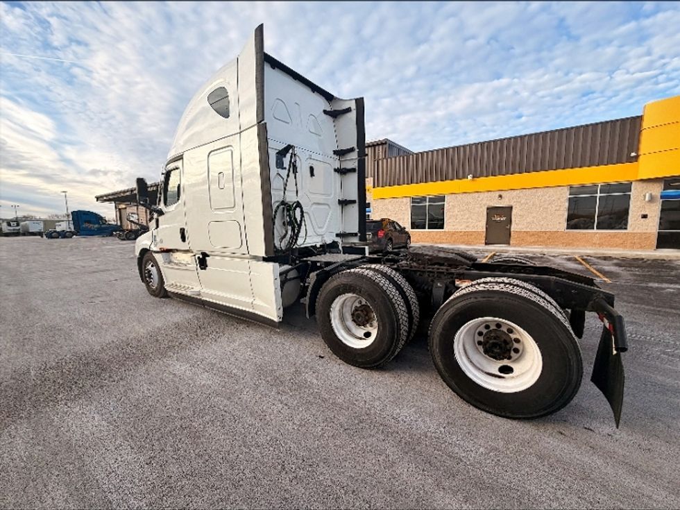 Sleeper Tractor-Heavy Duty Tractors-Freightliner-2021-T12664ST-Las Vegas-NV-420,255\n\t\tmiles-$ 73,500 - Image 4