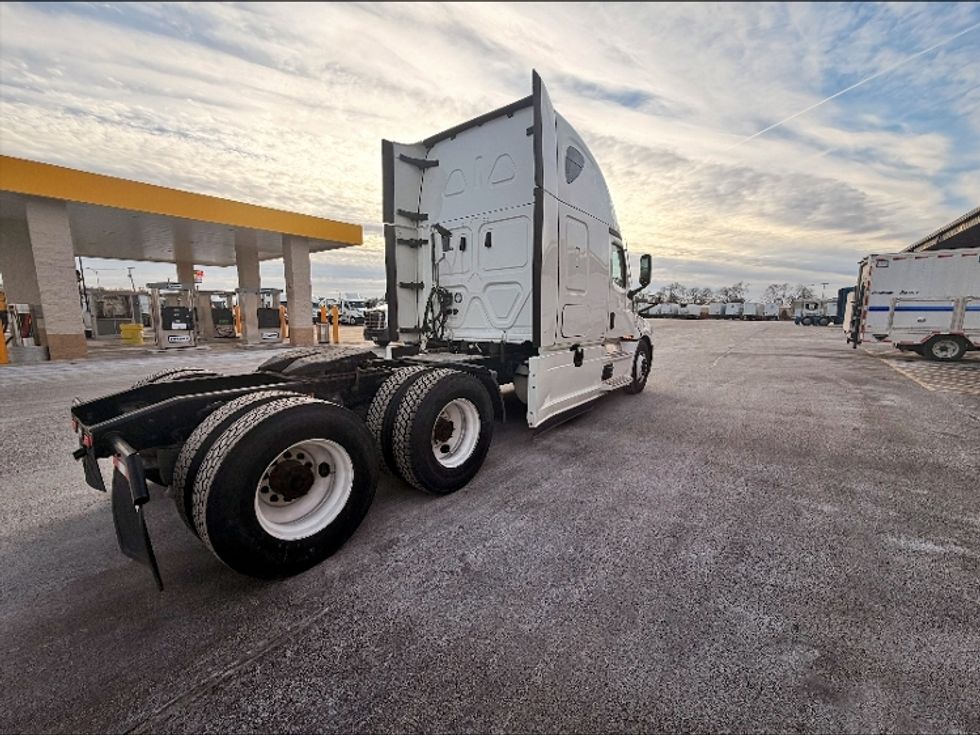 Sleeper Tractor-Heavy Duty Tractors-Freightliner-2021-T12664ST-Las Vegas-NV-420,255\n\t\tmiles-$ 73,500 - Image 6
