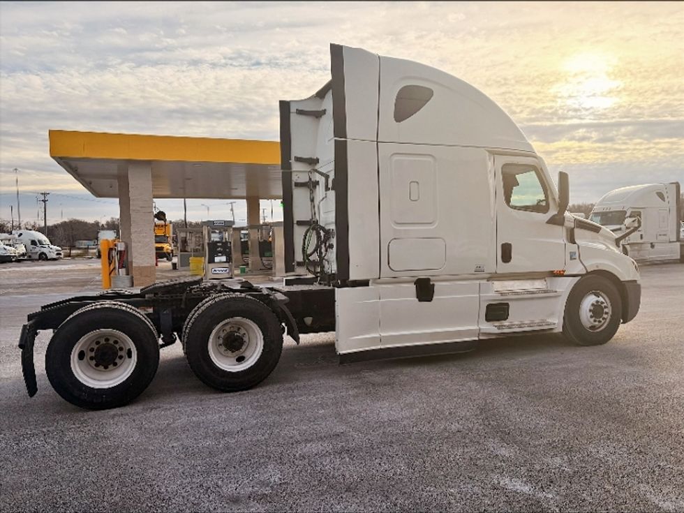 Sleeper Tractor-Heavy Duty Tractors-Freightliner-2021-T12664ST-Las Vegas-NV-420,255\n\t\tmiles-$ 73,500 - Image 7