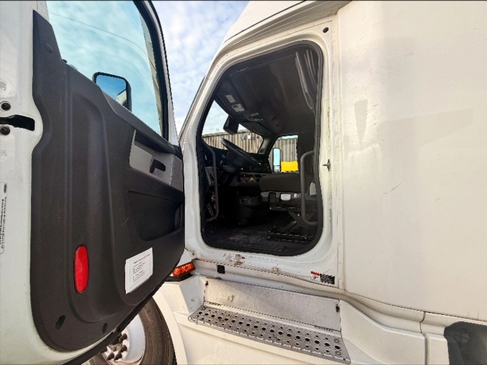 Sleeper Tractor-Heavy Duty Tractors-Freightliner-2021-T12664ST-Las Vegas-NV-420,255\n\t\tmiles-$ 73,500 - Image 8