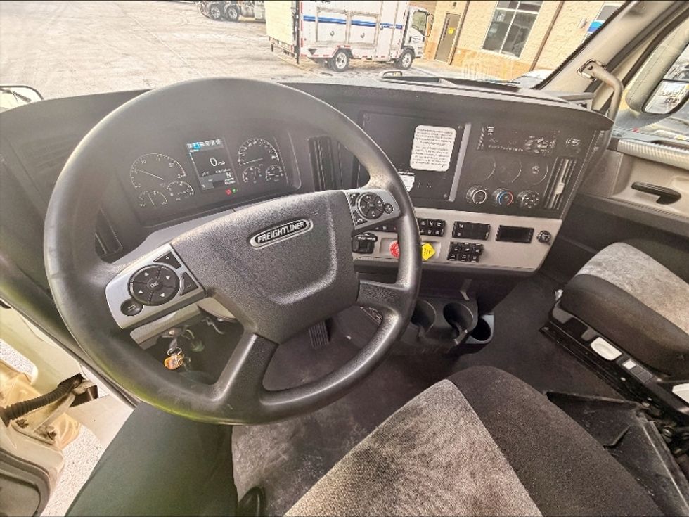 Sleeper Tractor-Heavy Duty Tractors-Freightliner-2021-T12664ST-Las Vegas-NV-420,255\n\t\tmiles-$ 73,500 - Image 9