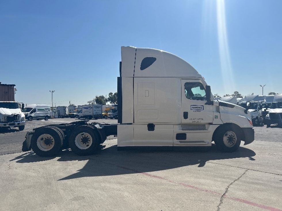 Sleeper Tractor-Heavy Duty Tractors-Freightliner-2021-T12664ST-Las Vegas-NV-492,133\n\t\tmiles-$ 65,750 - Image 8