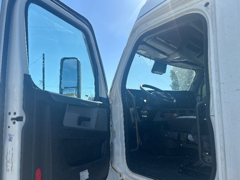 Sleeper Tractor-Heavy Duty Tractors-Freightliner-2021-T12664ST-Las Vegas-NV-492,133\n\t\tmiles-$ 65,750 - Image 9