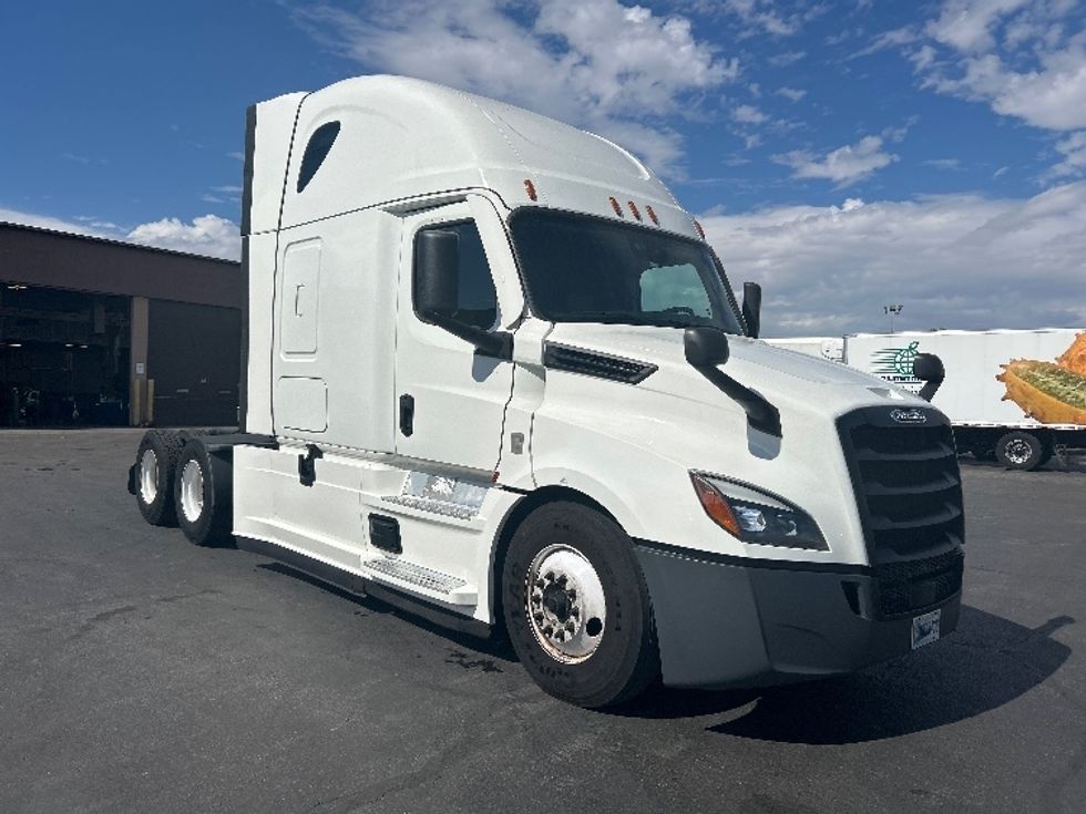 Sleeper Tractor-Heavy Duty Tractors-Freightliner-2021-T12664ST-Las Vegas-NV-506,885\n\t\tmiles-$ 69,000 - Image 1