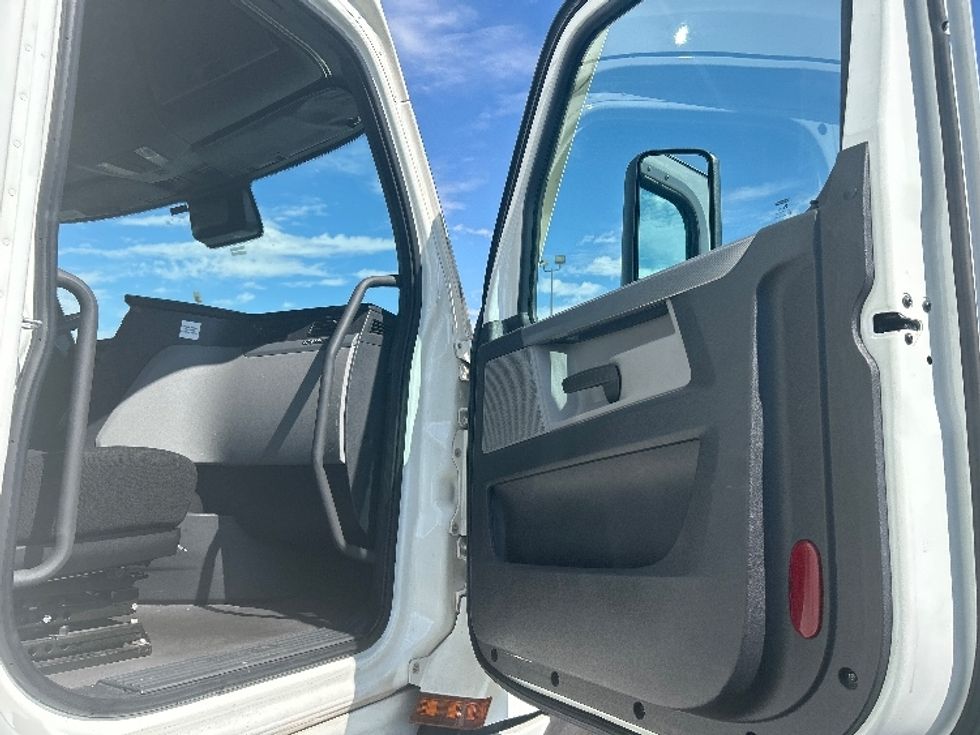 Sleeper Tractor-Heavy Duty Tractors-Freightliner-2021-T12664ST-Las Vegas-NV-506,885\n\t\tmiles-$ 69,000 - Image 13