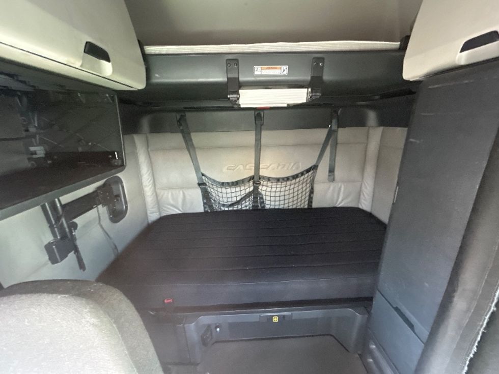 Sleeper Tractor-Heavy Duty Tractors-Freightliner-2021-T12664ST-Las Vegas-NV-506,885\n\t\tmiles-$ 69,000 - Image 16