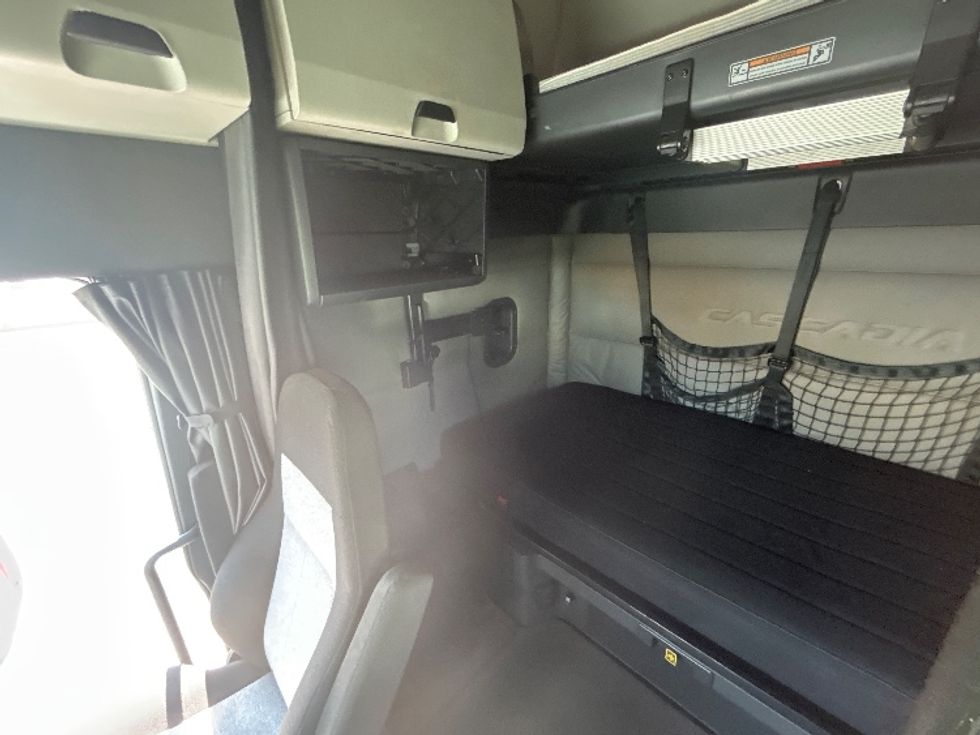 Sleeper Tractor-Heavy Duty Tractors-Freightliner-2021-T12664ST-Las Vegas-NV-506,885\n\t\tmiles-$ 69,000 - Image 19