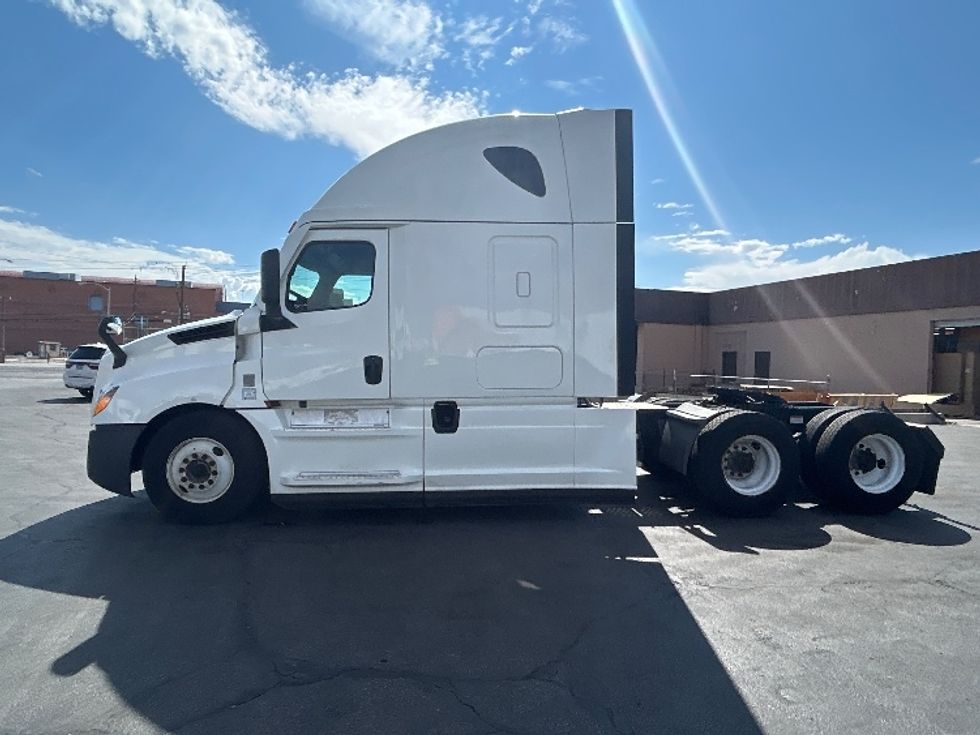 Sleeper Tractor-Heavy Duty Tractors-Freightliner-2021-T12664ST-Las Vegas-NV-506,885\n\t\tmiles-$ 69,000 - Image 4
