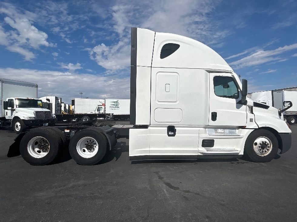 Sleeper Tractor-Heavy Duty Tractors-Freightliner-2021-T12664ST-Las Vegas-NV-506,885\n\t\tmiles-$ 69,000 - Image 8