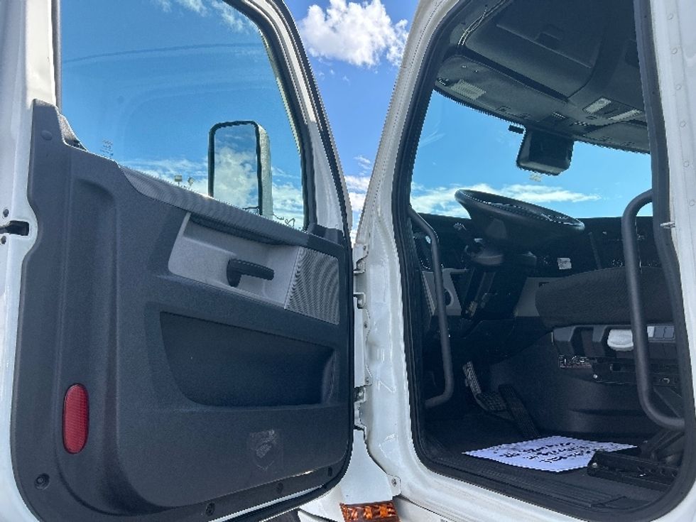 Sleeper Tractor-Heavy Duty Tractors-Freightliner-2021-T12664ST-Las Vegas-NV-506,885\n\t\tmiles-$ 69,000 - Image 9