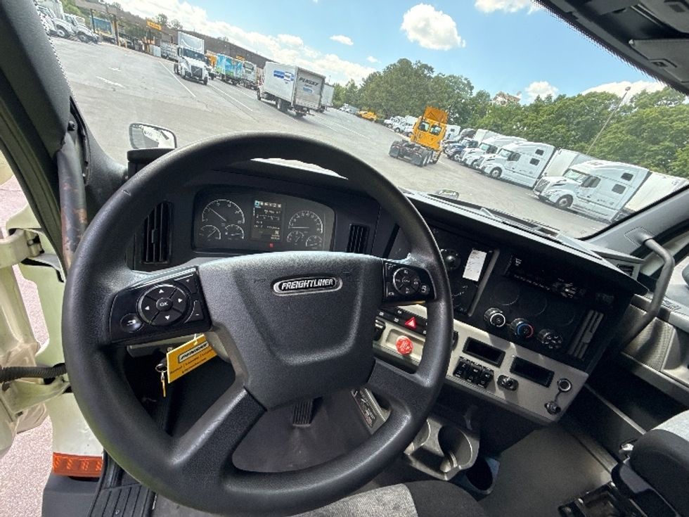 Sleeper Tractor-Heavy Duty Tractors-Freightliner-2021-T12664ST-Las Vegas-NV-516,075\n\t\tmiles-$ 68,750 - Image 11