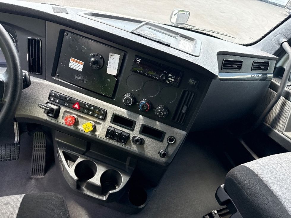 Sleeper Tractor-Heavy Duty Tractors-Freightliner-2021-T12664ST-Las Vegas-NV-516,075\n\t\tmiles-$ 68,750 - Image 12
