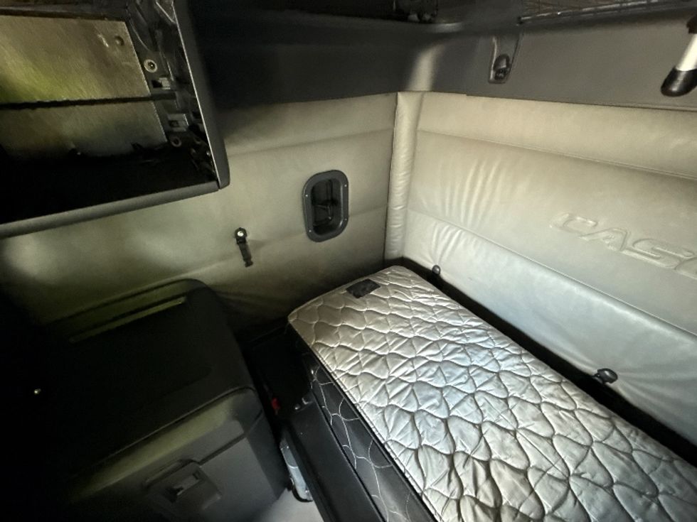 Sleeper Tractor-Heavy Duty Tractors-Freightliner-2021-T12664ST-Las Vegas-NV-516,075\n\t\tmiles-$ 68,750 - Image 19