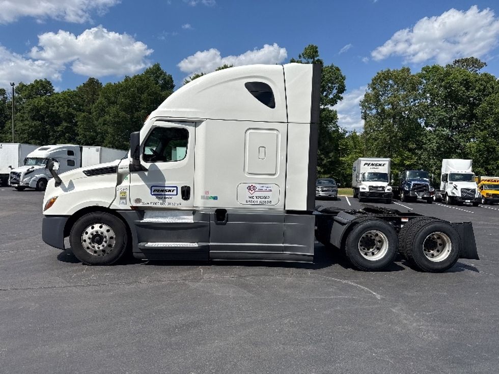 Sleeper Tractor-Heavy Duty Tractors-Freightliner-2021-T12664ST-Las Vegas-NV-516,075\n\t\tmiles-$ 68,750 - Image 4