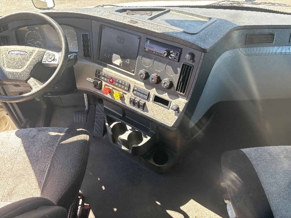 Sleeper Tractor-Heavy Duty Tractors-Freightliner-2021-T12664ST-Las Vegas-NV-526,974\n\t\tmiles-$ 67,000 - Image 12