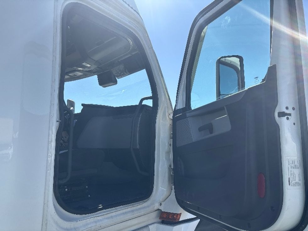 Sleeper Tractor-Heavy Duty Tractors-Freightliner-2021-T12664ST-Las Vegas-NV-526,974\n\t\tmiles-$ 67,000 - Image 13