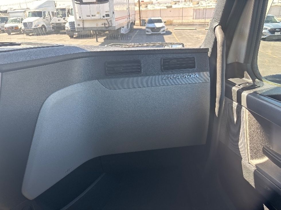 Sleeper Tractor-Heavy Duty Tractors-Freightliner-2021-T12664ST-Las Vegas-NV-526,974\n\t\tmiles-$ 67,000 - Image 14