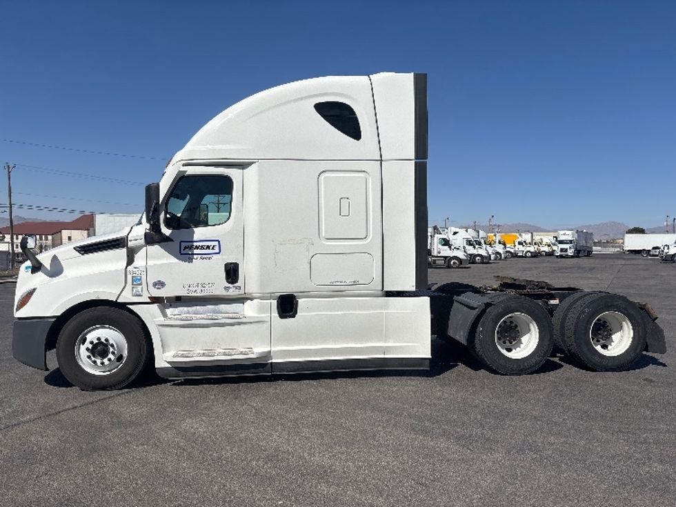 Sleeper Tractor-Heavy Duty Tractors-Freightliner-2021-T12664ST-Las Vegas-NV-526,974\n\t\tmiles-$ 67,000 - Image 4