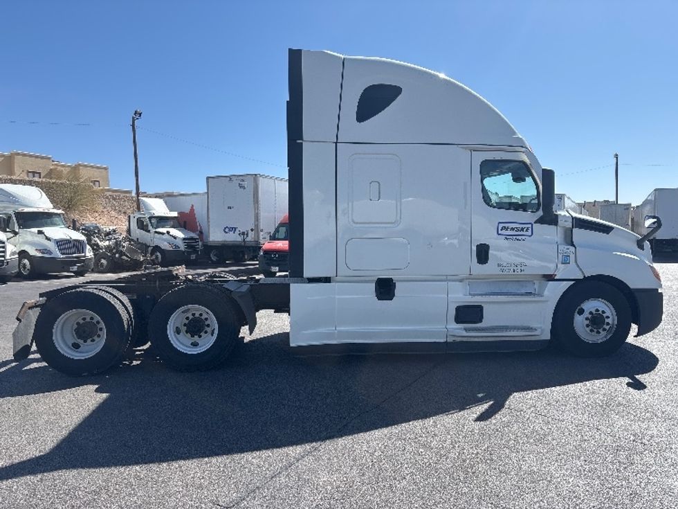 Sleeper Tractor-Heavy Duty Tractors-Freightliner-2021-T12664ST-Las Vegas-NV-526,974\n\t\tmiles-$ 67,000 - Image 8