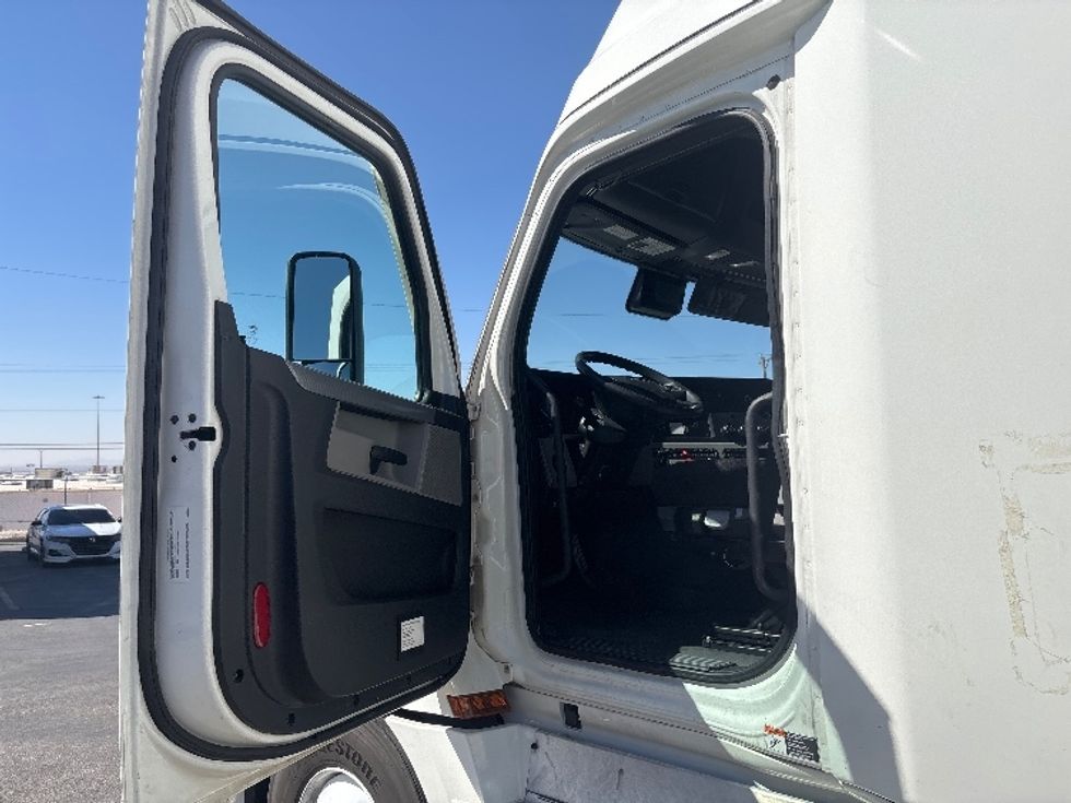 Sleeper Tractor-Heavy Duty Tractors-Freightliner-2021-T12664ST-Las Vegas-NV-526,974\n\t\tmiles-$ 67,000 - Image 9