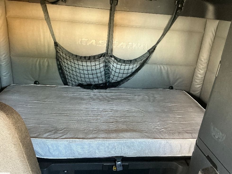 Sleeper Tractor-Heavy Duty Tractors-Freightliner-2021-T12664ST-Las Vegas-NV-536,062\n\t\tmiles-$ 66,250 - Image 15