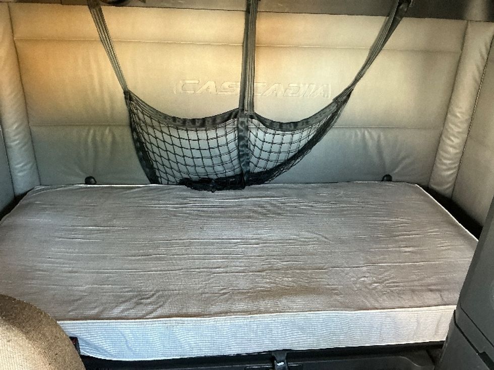 Sleeper Tractor-Heavy Duty Tractors-Freightliner-2021-T12664ST-Las Vegas-NV-536,062\n\t\tmiles-$ 66,250 - Image 16